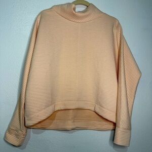 Stylus light peach top, horizontally stitched. Sz L. NWT.